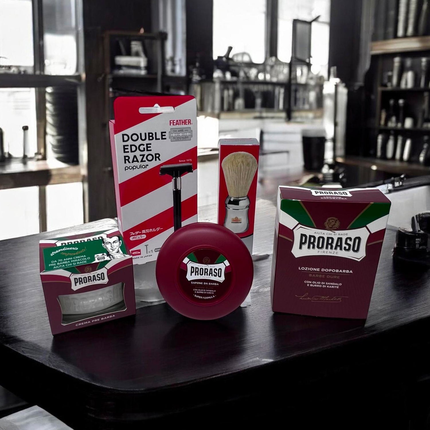 Kit Proraso Rosso Rasatura Plus - Pennello Barba Professionale “48” Omega - Crema PreBarba Sandalo e Karité Linea Rossa 100 ml Sapone da Barba Linea Rossa 150 ml Dopobarba Liquido Sandalo e Karité 100 ml Proraso - Rasoio Popular Double Edge Feather